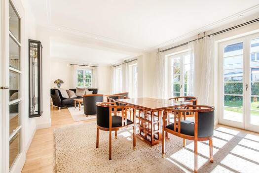 Spacious living and dining area