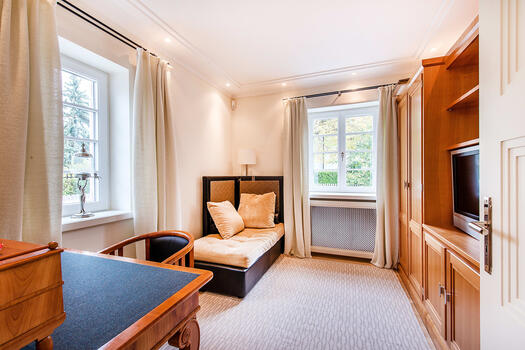 Study and reading room with fixtures