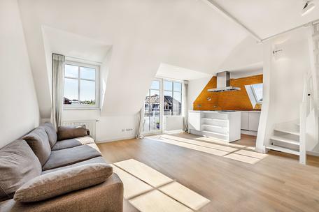 Charmante, hochwertige 3-Zimmer-Dachgeschoss-Wohnung mit großer Galerie und Balkon