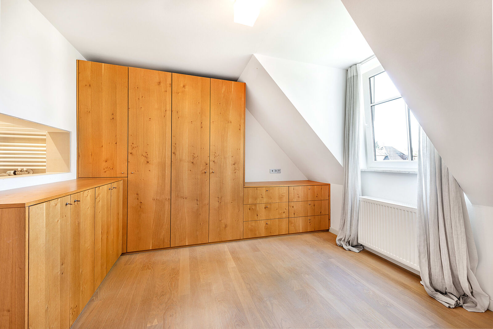 Ruhiges Schlafzimmer mit Glasfront zum Badezimmer