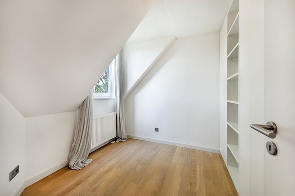 Kinderzimmer mit Schrankeinbauten