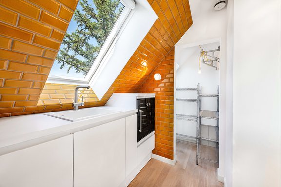 Einbauküche mit angrenzender Vorratskammer