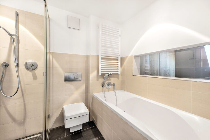 Bad mit Walk-in-Dusche und Badewanne