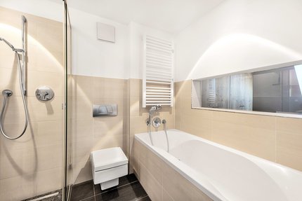 Bad mit Walk-in-Dusche und Badewanne