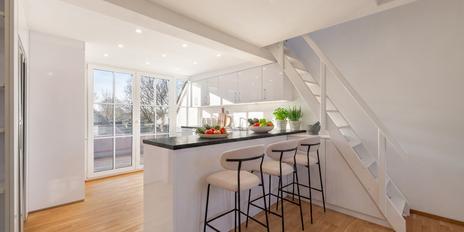 Charmante, lichterfüllte 3,5-Zimmer-Galeriewohnung mit Dachterrasse in Bestlage am Schlosskanal