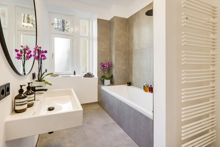 Elegantes Bad mit Fenster