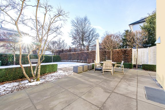 Sonnige Terrasse mit Südgarten