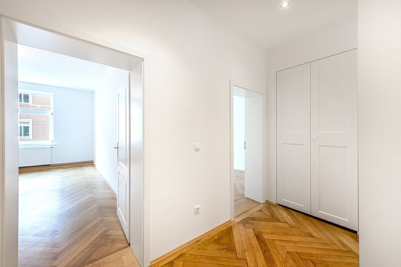 Schön gegliederter Flur mit Einbauschrank