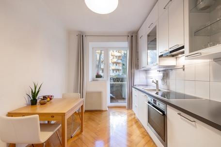 Charming, perfectly laid out 2-room apartment with parquet flooring and balcony