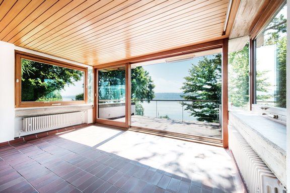 Wohnzimmer mit traumhaftem Seeblick