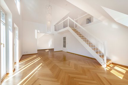 Wohn-/ Essbereich mit Treppe zur Galerie