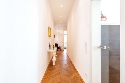 Langer Flur mit Deckenspots