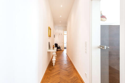 Langer Flur mit Deckenspots