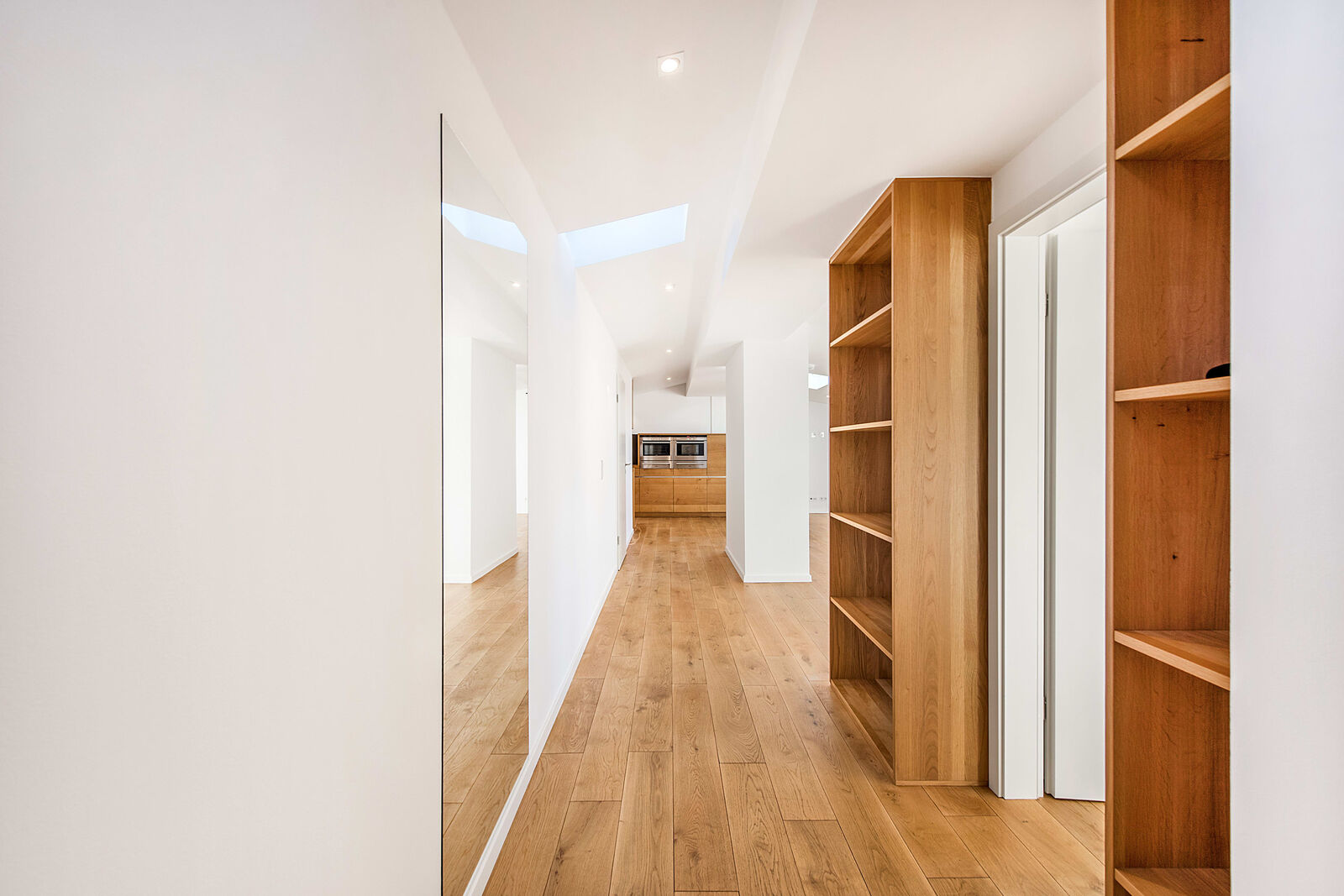 Eingangsbereich mit maßgeschreinerter Garderobe