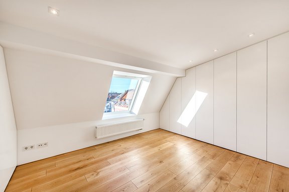 Schlafzimmer mit hochwertigen Schrankeinbauten