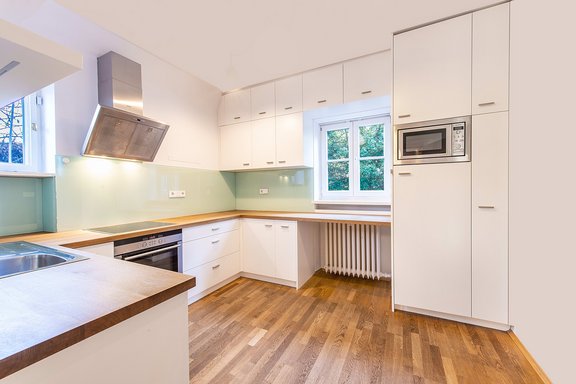 Einbauküche mit weißen Fronten