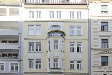 Charming and beautifully renovated 4-room art nouveau apartment near Siegestor