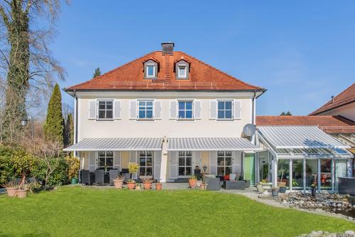 Charmante Villa in klassischer Architektur mit zauberhaft angelegtem Südgarten