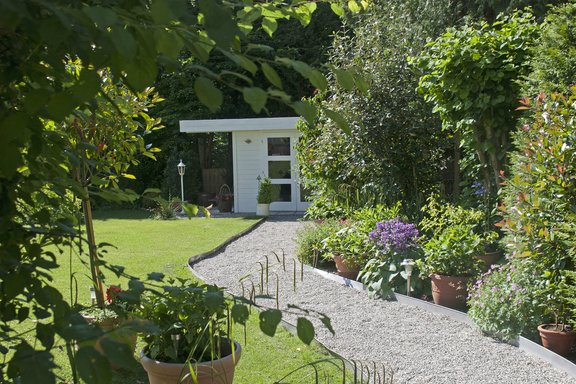 Kiesweg zum Gartenhaus