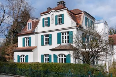 Charmante Wohnung mit offenem Kamin und Dachgarten in historischer Jugendstilvilla