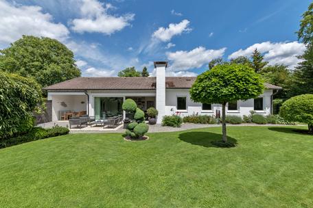 Charmanter, sehr gepflegter Bungalow, eingebettet in traumhafte Garten-Oase