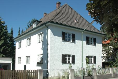 Charmantes 30er-Jahre-Zweifamilienhaus mit guten Ausbaumöglichkeiten und schönem Südwestgarten