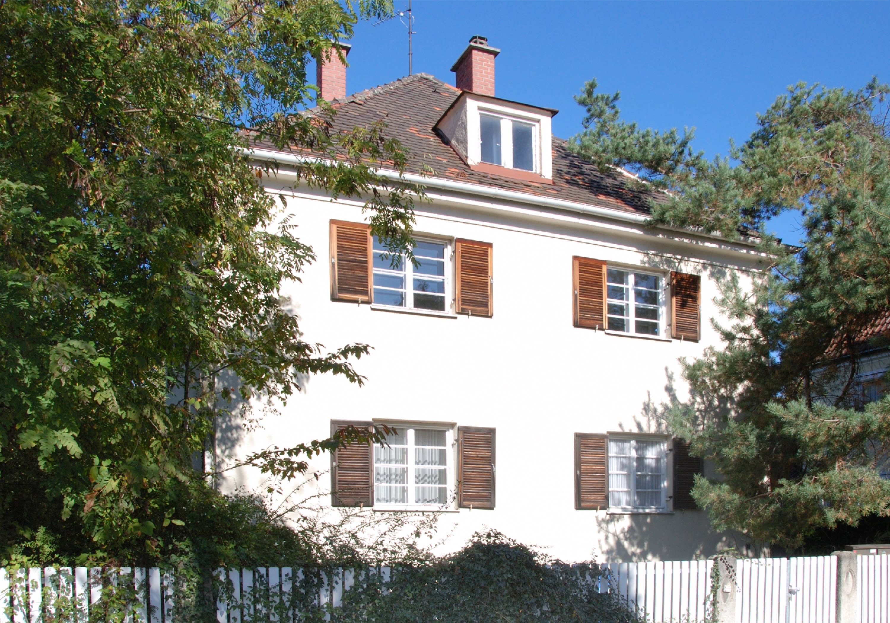 Charmantes 30erJahreZweifamilienhaus mit schönem Garten