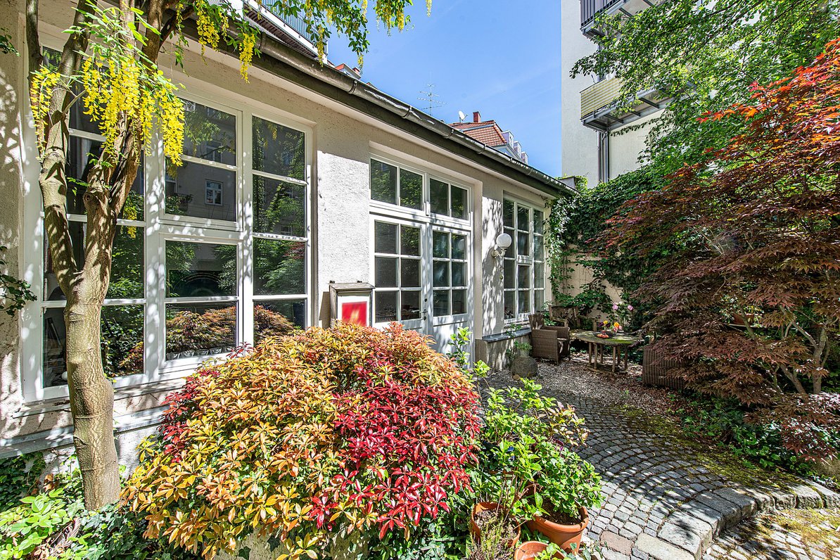 Studio building in the courtyard