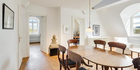 Charmantes Domizil im historischen Hubertuspalais: 2013 modernisierte 3-Zimmer-Wohnung