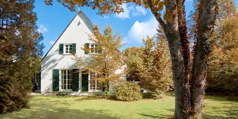 Charmantes Domizil mit idyllischem Garten und Baurecht in exquisiter Lage