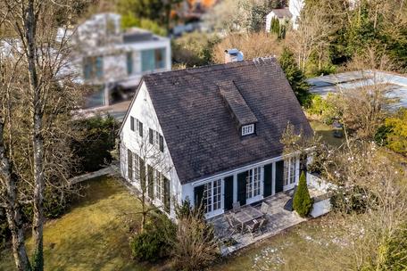 Charming home with idyllic garden and building rights in an exquisite location