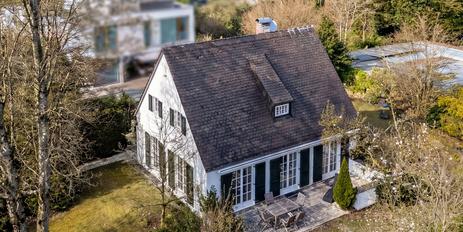 Charming home with idyllic garden and building rights in an exquisite location