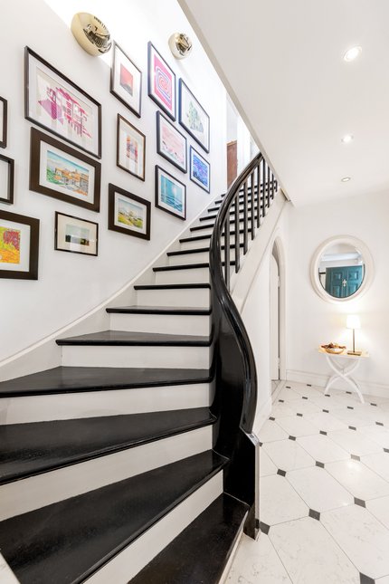 Charaktervolle Holztreppe und Marmorboden als Blickfang