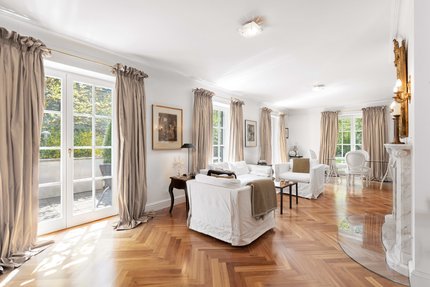 Eleganter Wohnbereich mit Kirschholzparkett