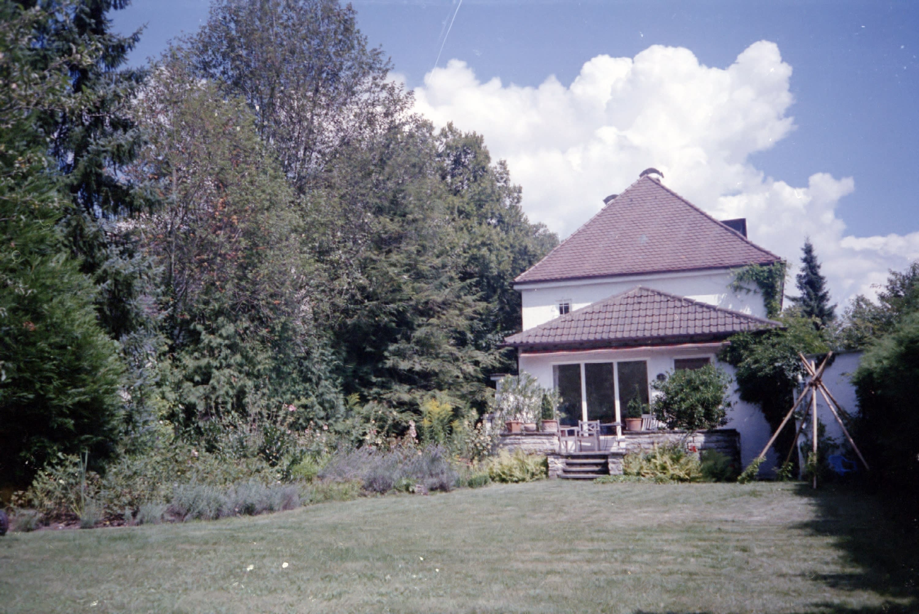Charmantes Einfamilienhaus aus den 30er Jahren mit zauberhaftem SWGarten