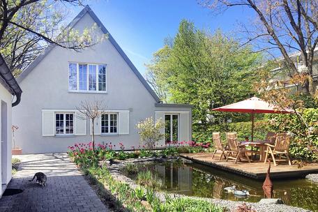 Charmantes Einfamilienhaus mit 820 m² sonnigem Grund in äußerst begehrter Wohnlage