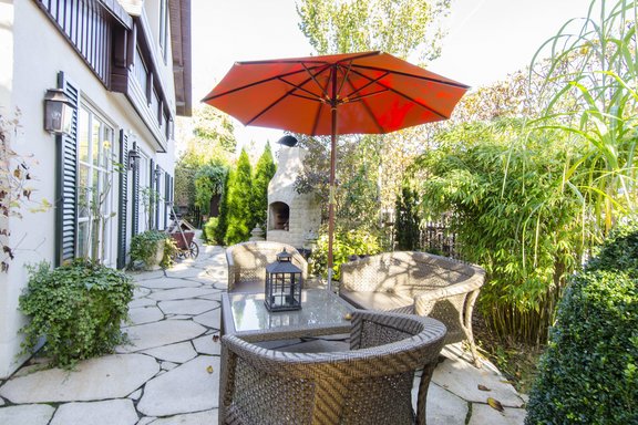 Südgarten mit umlaufender Terrasse