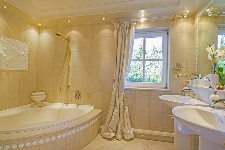 Badezimmer mit Marmor-Ausstattung
