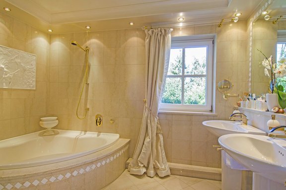 Badezimmer mit Marmor-Ausstattung