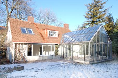 Charming detached house with large glass extension and beautiful south garden