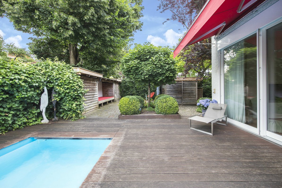 Garten- und Terrassenanlage mit Pool