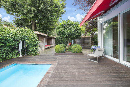 Garten- und Terrassenanlage mit Pool