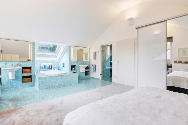 Schlafzimmer mit integriertem Bad und Sauna