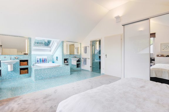 Bedroom with integrated bathroom and sauna