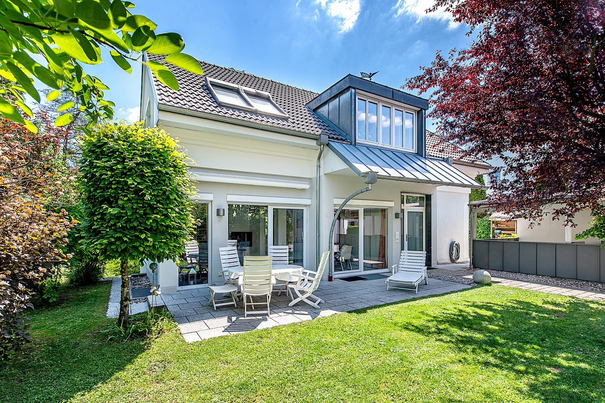 Hausansicht mit Garten