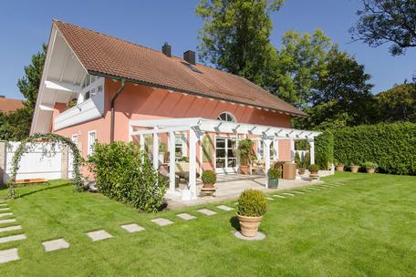 Charmantes Einfamilienhaus mit sonnigem Südgarten und beeindruckendem Weitblick