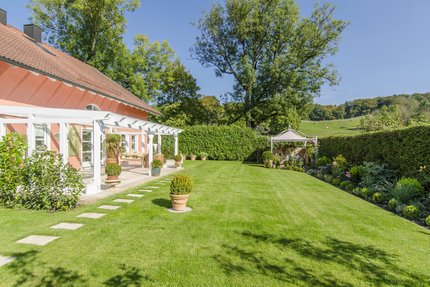Garten mit überdachter Sonnenterrasse