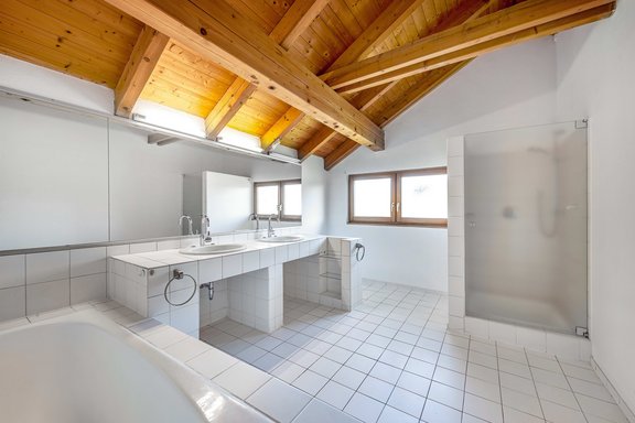 Geräumiges weißes Bad