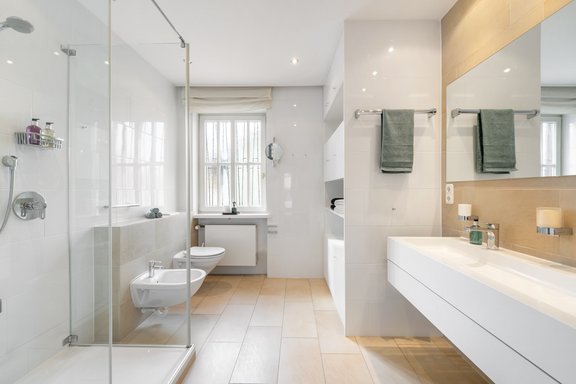 Helles und modernes Tageslichtbad