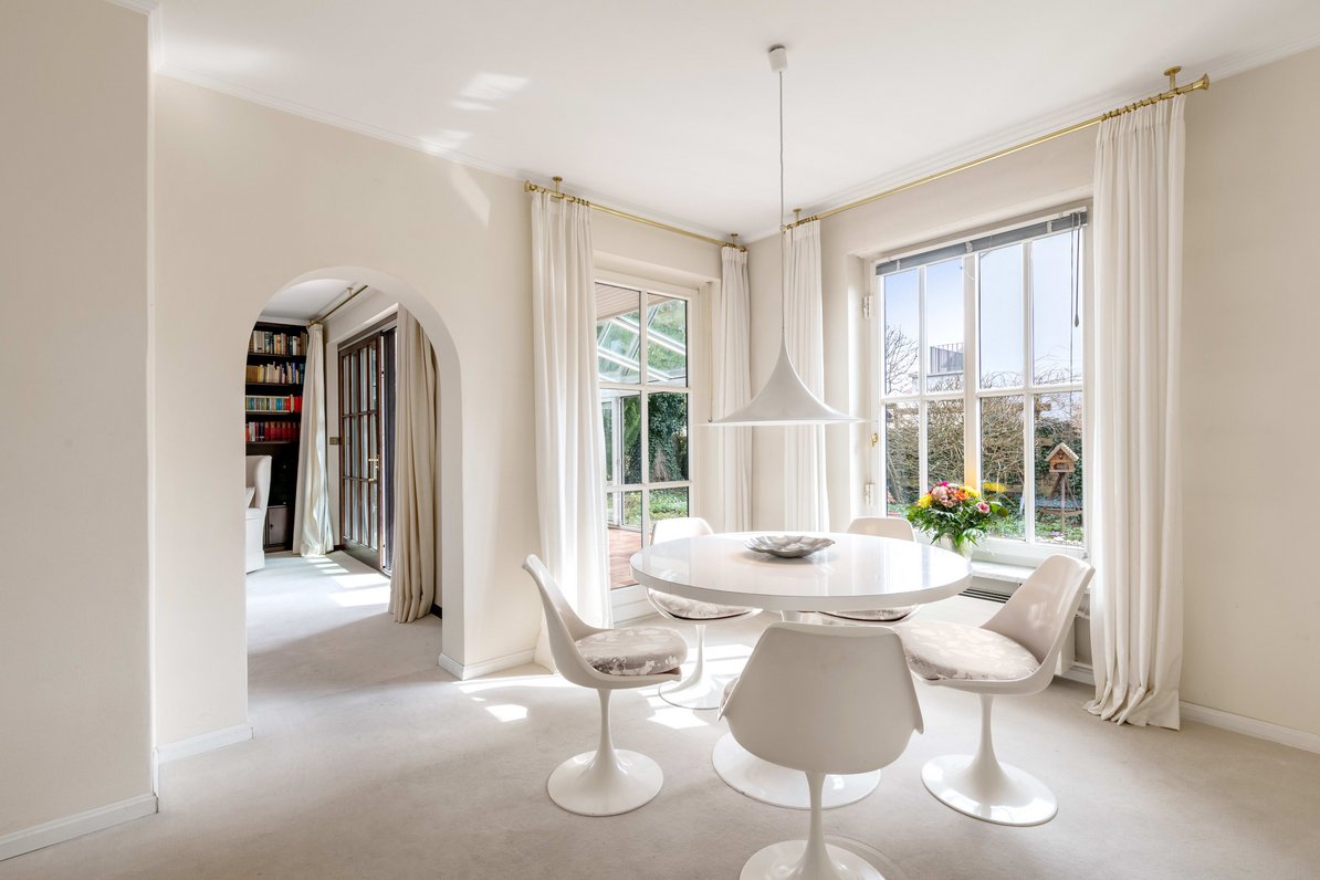 Perfekt gegliedertes Esszimmer mit Gartenbezug